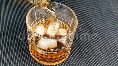 酒吧老板把威士忌倒在杯子里，桌子上放冰块，把注意力集中在冰块上，威士忌在温暖的环境中放松时间
